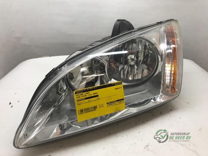 Używane Reflektor lewy Ford Focus 2 Wagon 1.6 16V Cena € 50,00 Procedura marży oferowane przez Autobedrijf de Heer B.V.