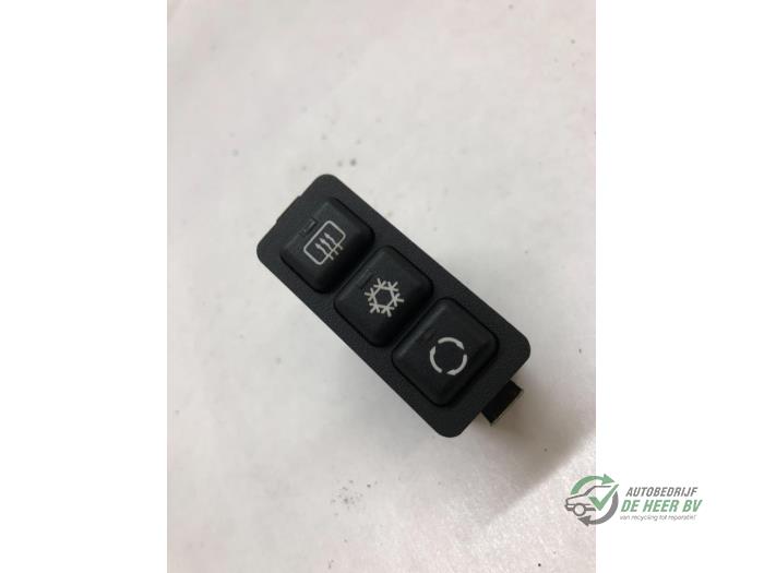 Gebrauchte Klima Schalter BMW 3 serie Compact (E36/5) 316i Preis € 15,00 Margenregelung angeboten von Autobedrijf de Heer B.V.