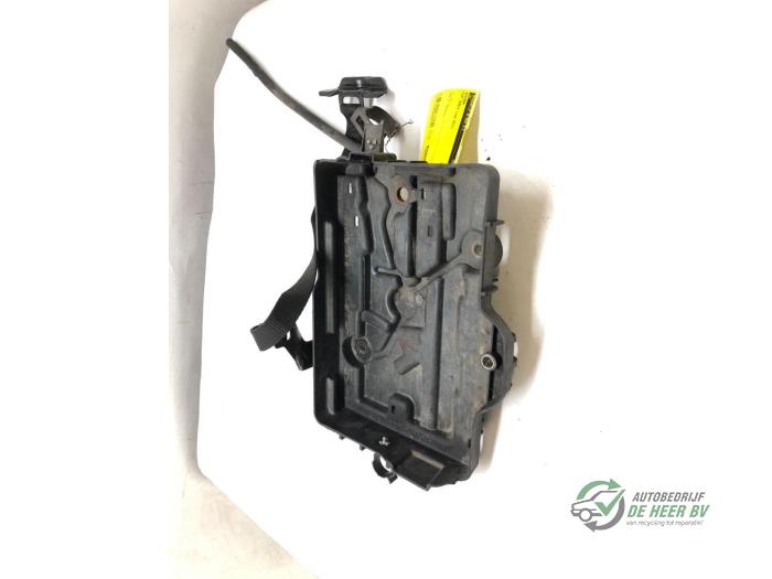 Begagnade Batterilåda Fiat Doblo Cargo (263) 1.3 MJ 16V DPF Euro 5 Pris € 20,00 Marginaltabell erbjuds av Autobedrijf de Heer B.V.
