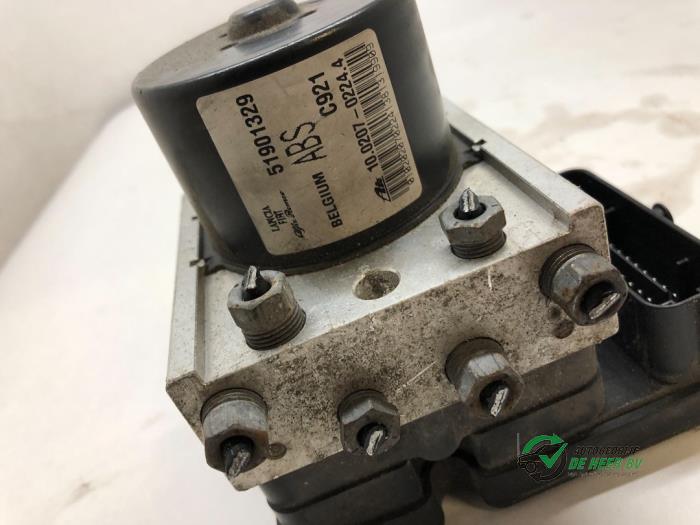 ABS Pumpe van een Fiat Doblo Cargo (263) 1.3 MJ 16V DPF Euro 5 2011