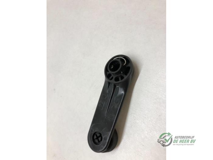 Usados Manivela de ventanilla Daihatsu Cuore (L251/271/276) 1.0 12V DVVT Precio € 10,00 Norma de margen ofrecido por Autobedrijf de Heer B.V.
