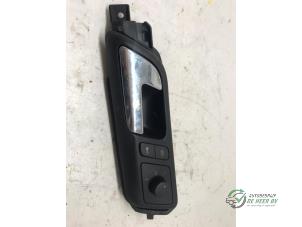 Used Door handle 2-door, left Volkswagen Polo IV (9N1/2/3) 1.4 16V Price € 20,00 Margin scheme offered by Autobedrijf de Heer B.V.