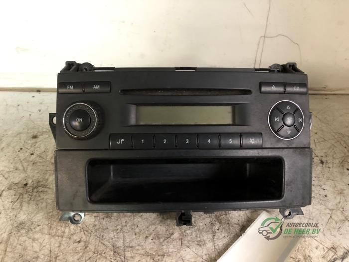 Radio from a Mercedes-Benz Vito (639.6) 2.2 109 CDI 16V 2008