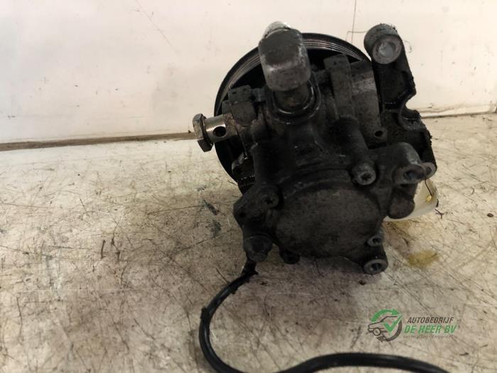 Power steering pump from a Mercedes-Benz CLK (W209) 2.6 240 V6 18V 2004