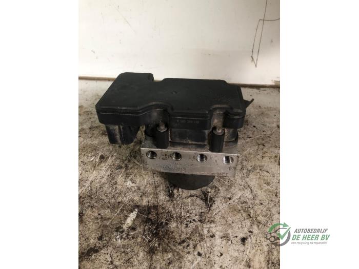 Begagnade ABS-pump Peugeot 107 1.0 12V Pris € 35,00 Marginaltabell erbjuds av Autobedrijf de Heer B.V.