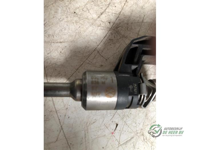 Injector (petrol injection) from a Volkswagen Tiguan (5N1/2) 1.4 TSI 16V 4Motion 2014