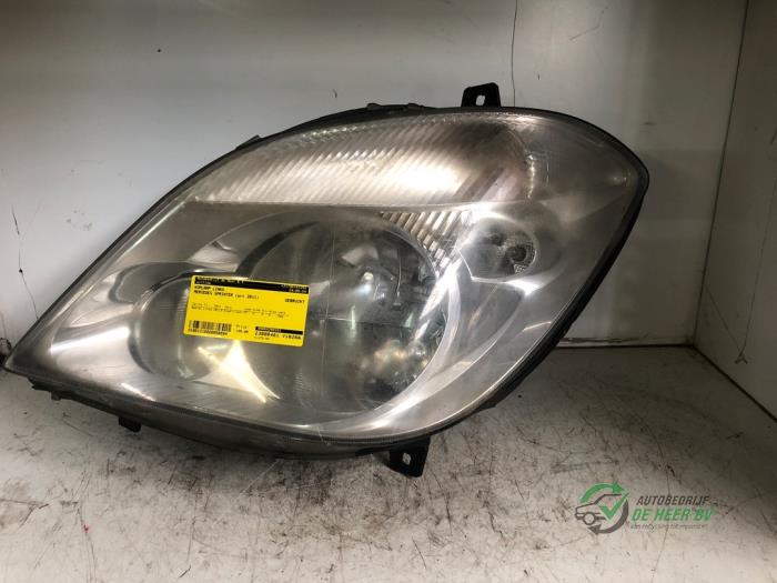 Używane Reflektor lewy Mercedes Sprinter 3t (906.61) 213 CDI 16V Cena € 100,00 Procedura marży oferowane przez Autobedrijf de Heer B.V.