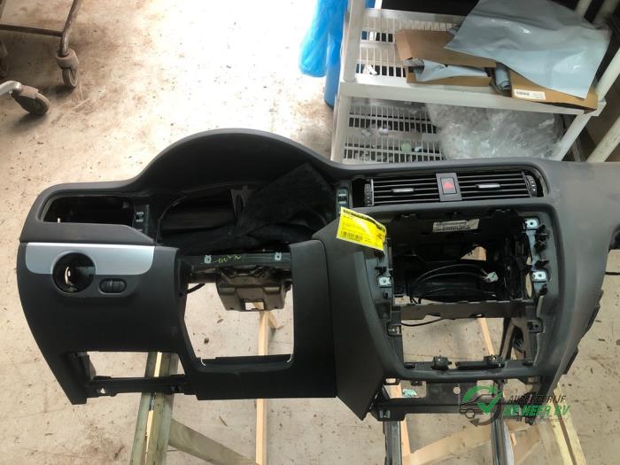 Używane Panel Volkswagen Jetta IV (162/16A) 1.4 TSI Hybrid 16V Cena € 250,00 Procedura marży oferowane przez Autobedrijf de Heer B.V.