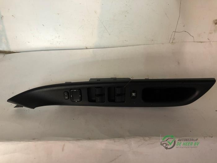 Usados Interruptor combinado de ventanillas Mazda 6 Sportbreak (GY19/89) 2.3i 16V S-VT Precio € 35,00 Norma de margen ofrecido por Autobedrijf de Heer B.V.