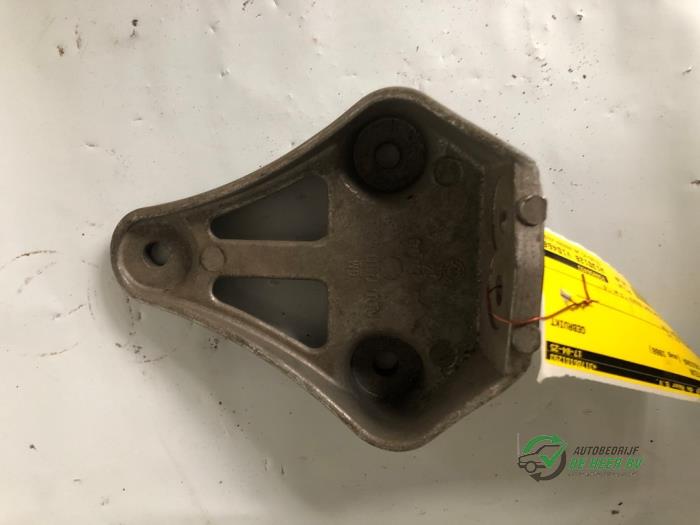 Usagé Support moteur Opel Ascona C (84/89) 1.8 S Prix € 35,00 Règlement à la marge proposé par Autobedrijf de Heer B.V.