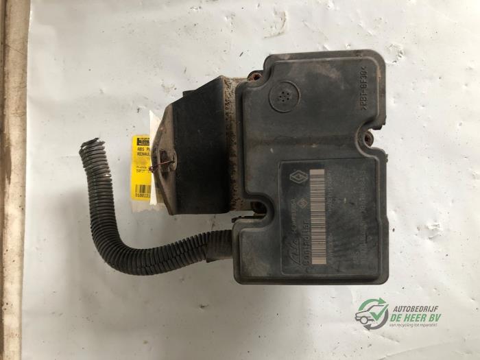 Begagnade ABS-pump Renault Twingo II (CN) 1.2 16V Pris € 50,00 Marginaltabell erbjuds av Autobedrijf de Heer B.V.
