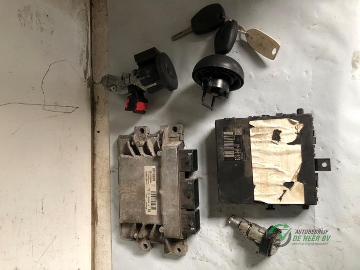 Used Ignition lock + computer Renault Twingo II (CN) 1.2 16V Price € 125,00 Margin scheme offered by Autobedrijf de Heer B.V.