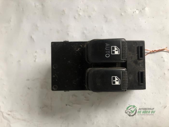 Usados Interruptor combinado de ventanillas Hyundai Getz 1.3i 12V Precio € 15,00 Norma de margen ofrecido por Autobedrijf de Heer B.V.