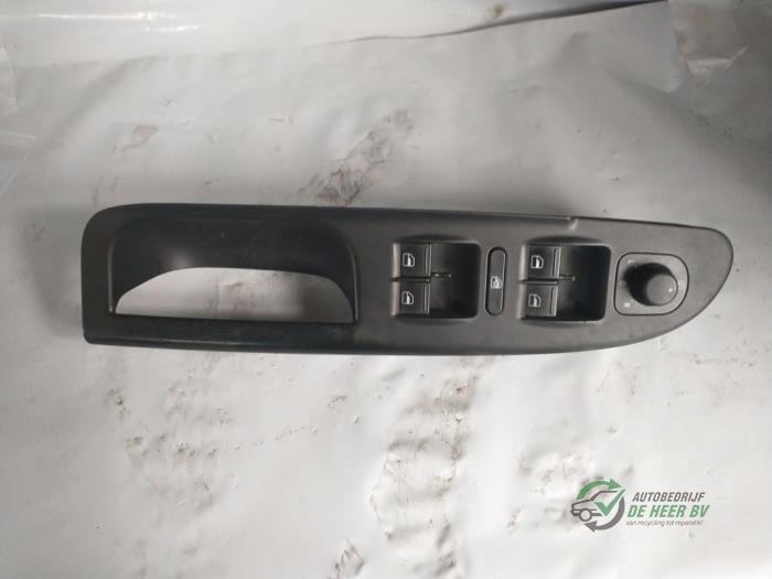 Usados Interruptor combinado de ventanillas Volkswagen Passat Variant (3C5) 1.8 TSI 16V Precio € 20,00 Norma de margen ofrecido por Autobedrijf de Heer B.V.