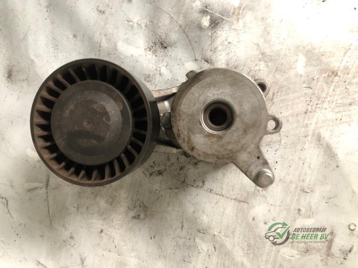 Usados Rodillo tensor correa múltiple Peugeot 108 1.0 12V Precio € 30,00 Norma de margen ofrecido por Autobedrijf de Heer B.V.