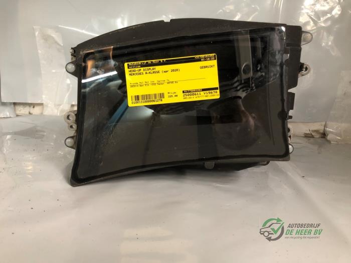 Gebrauchte Frontscheibenanzeige Mercedes A Limousine (177.1) 1.3 A-250 e Turbo 16V Preis € 225,00 Margenregelung angeboten von Autobedrijf de Heer B.V.