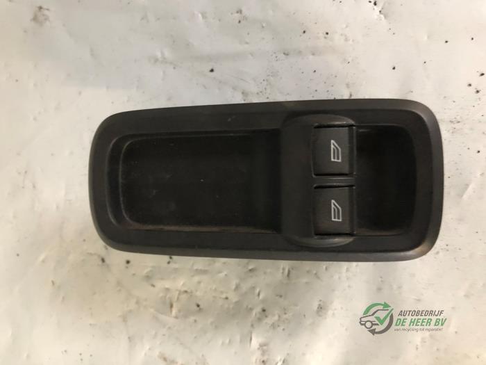 Usados Interruptor combinado de ventanillas Ford Fiesta 6 (JA8) 1.25 16V Precio € 20,00 Norma de margen ofrecido por Autobedrijf de Heer B.V.