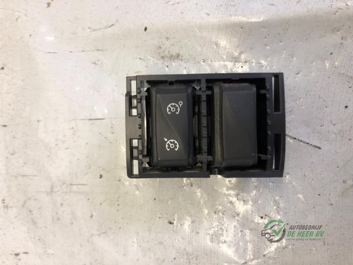 Używane Obsluga tempomatu Renault Trafic (1FL/2FL/3FL/4FL) 1.6 dCi 140 Twin Turbo Cena € 15,00 Procedura marży oferowane przez Autobedrijf de Heer B.V.
