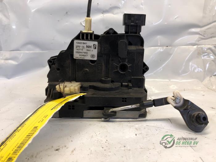 Door lock mechanism 4-door, front left Opel Corsa E 1.4 16V - 13431841
