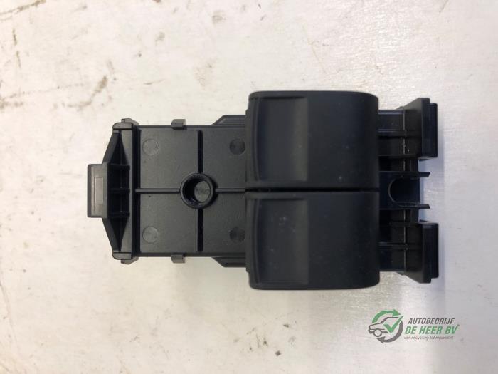 Usados Interruptor combinado de ventanillas Toyota Aygo X 1.0 12V VVT-i Precio € 75,00 Norma de margen ofrecido por Autobedrijf de Heer B.V.