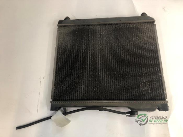 Usagé Radiateur Suzuki Grand Vitara I (FT/GT/HT) 1.6 16V Prix € 45,00 Règlement à la marge proposé par Autobedrijf de Heer B.V.
