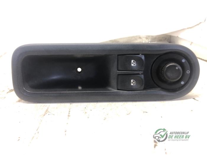 Używane Przelacznik combi okienny Renault Twingo II (CN) 1.5 dCi 90 FAP Cena € 20,00 Procedura marży oferowane przez Autobedrijf de Heer B.V.