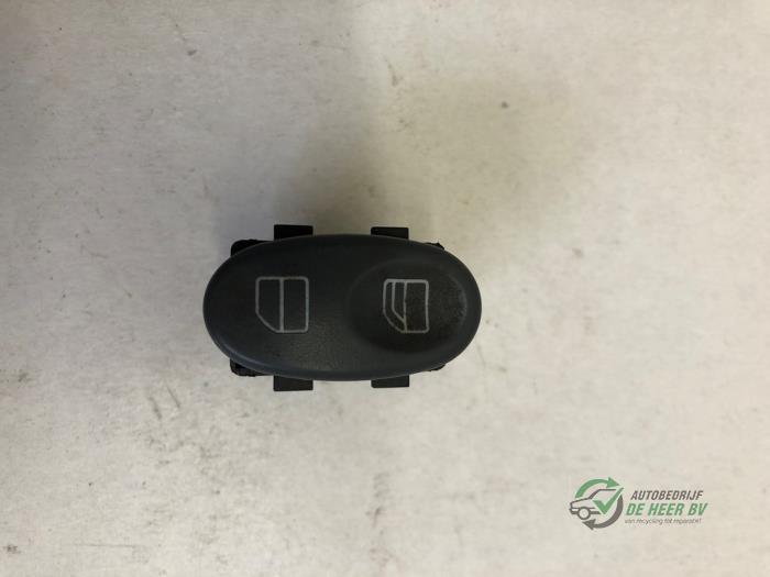 Usados Interruptor de ventanilla eléctrica Smart Roadster (452.4) 0.7 Turbo Precio € 45,00 Norma de margen ofrecido por Autobedrijf de Heer B.V.