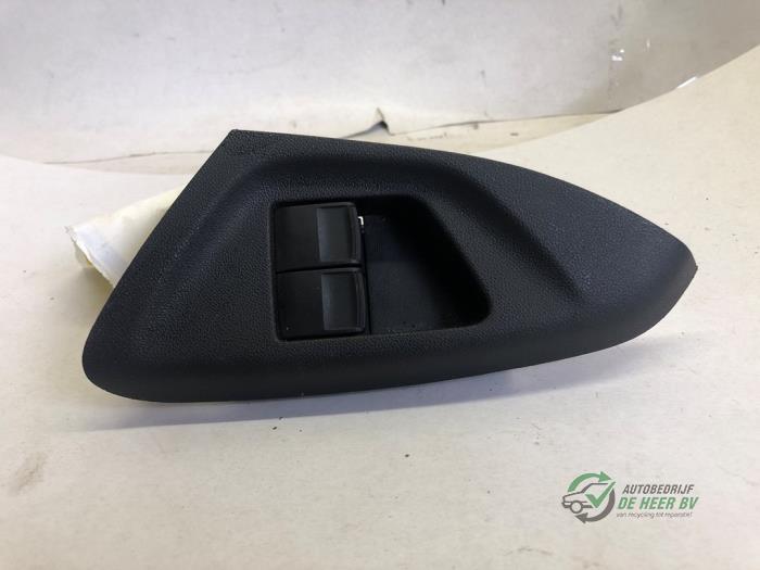 Usados Interruptor combinado de ventanillas Toyota Aygo X 1.0 12V VVT-i Precio € 75,00 Norma de margen ofrecido por Autobedrijf de Heer B.V.