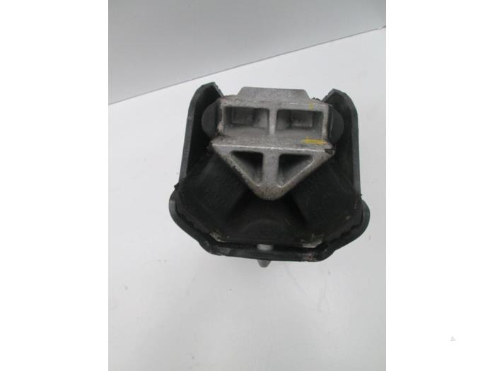 Used Engine mount Volkswagen Crafter Price € 48,40 Inclusive VAT offered by Autohandel P. Caron & Zoon B.V.
