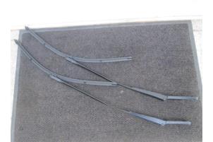 Used Set of wiper blades Volkswagen Transporter Price € 54,45 Inclusive VAT offered by Autohandel P. Caron & Zoon B.V.