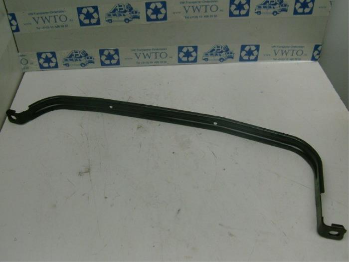 Fuel tank mounting bracket