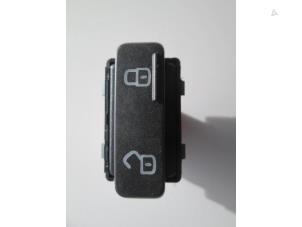Used Central locking switch Volkswagen Transporter Price € 15,13 Inclusive VAT offered by Autohandel P. Caron & Zoon B.V.