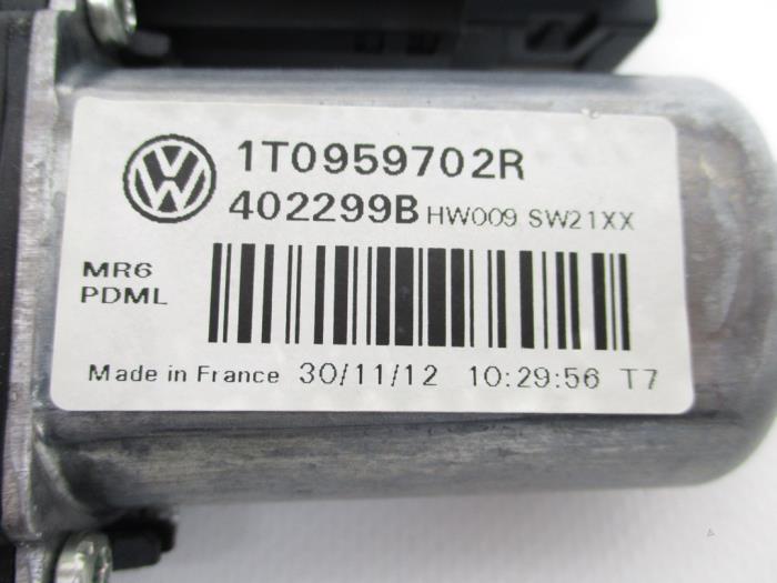 Silnik szyby drzwiowej z Volkswagen Caddy 2013