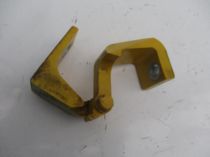 Upper door hinge