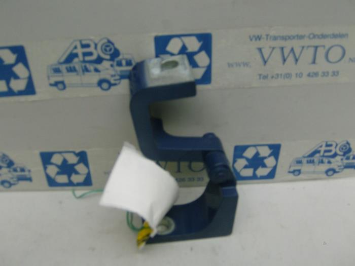 Upper door hinge