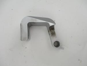 Used Front door hinge, right Volkswagen Transporter Price € 12,10 Inclusive VAT offered by Autohandel P. Caron & Zoon B.V.