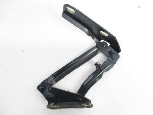Used Bonnet Hinge Volkswagen Crafter Price € 18,15 Inclusive VAT offered by Autohandel P. Caron & Zoon B.V.