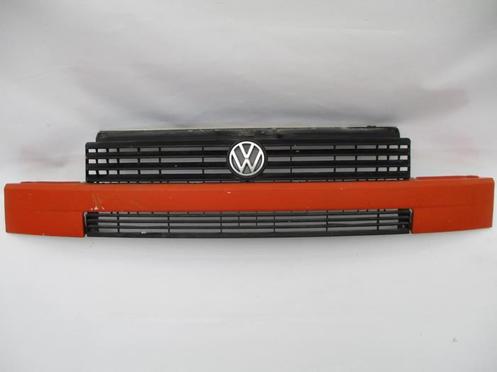 Begagnade Grill Volkswagen Transporter T4 2.4 D Syncro Pris € 90,75 Inklusive moms erbjuds av Autohandel P. Caron & Zoon B.V.