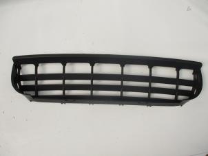 Used Grille Volkswagen Crafter 2.5 TDI 30/32/35 Price € 27,23 Inclusive VAT offered by Autohandel P. Caron & Zoon B.V.