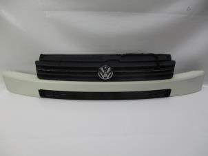 Usados Embellecedor de rejilla Volkswagen Transporter T4 1.9 TD Precio € 114,95 IVA incluido ofrecido por Autohandel P. Caron & Zoon B.V.