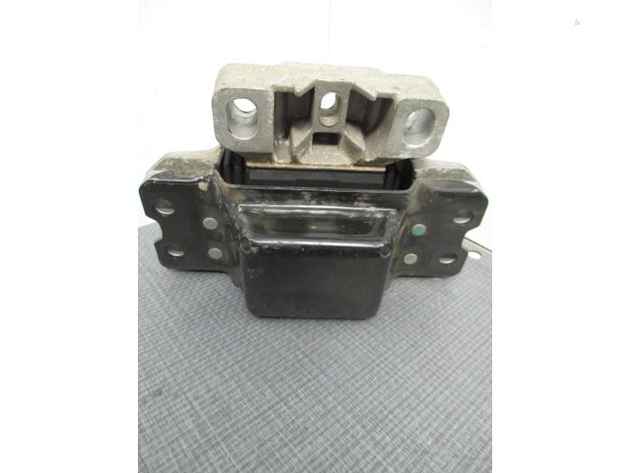 Gearbox mount from a Volkswagen Caddy 2005