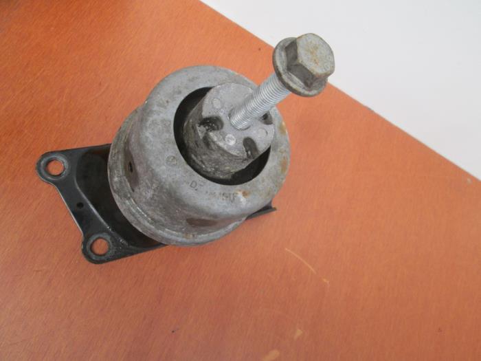 Used Engine mount Volkswagen Transporter Price € 60,50 Inclusive VAT offered by Autohandel P. Caron & Zoon B.V.