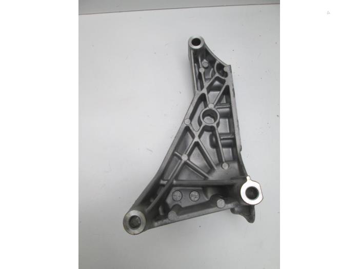Used Engine mount Volkswagen Transporter Price € 36,30 Inclusive VAT offered by Autohandel P. Caron & Zoon B.V.