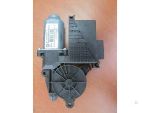 Used Front wiper motor Volkswagen Transporter Price € 72,60 Inclusive VAT offered by Autohandel P. Caron & Zoon B.V.