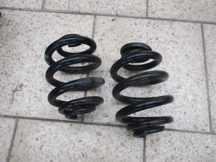 Front spring screw from a Volkswagen Transporter 2006