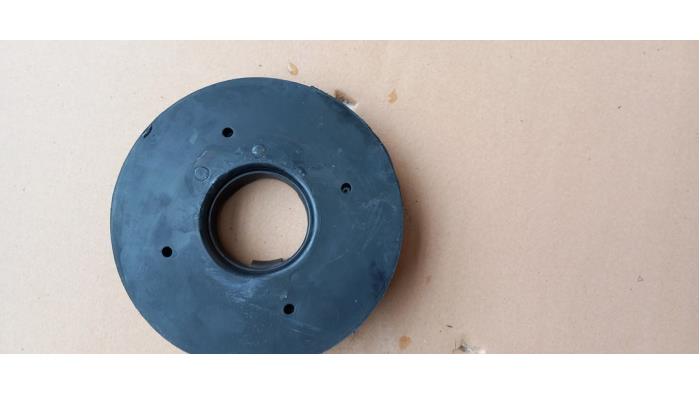 Rear spring retainer, left Volkswagen Transporter - 7H0511149C