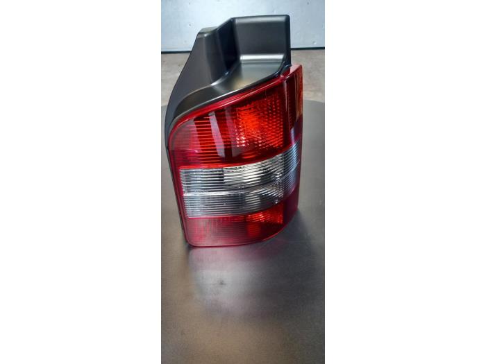 Cristal de luz trasera derecha de un Volkswagen Transporter T5  2015