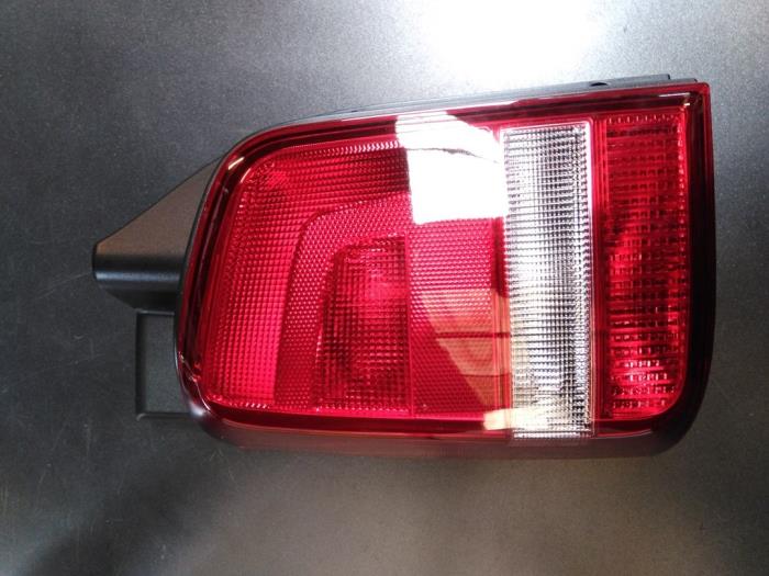 Klosz tylnego swiatla pozycyjnego lewego z Volkswagen Transporter T5 2.0 TDI BlueMotion 2014