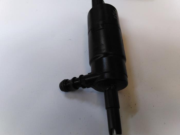 Headlight washer pump from a Volkswagen Caddy Combi III (2KB,2KJ) 1.6 TDI 16V 2010