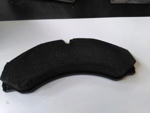 New Front brake pad Volkswagen Crafter 2.5 TDI 30/32/35 Price € 105,88 Inclusive VAT offered by Autohandel P. Caron & Zoon B.V.